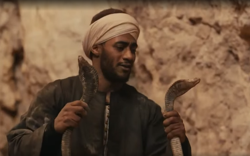 محمد رمضان أثناء صيد الثعابين 